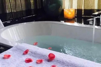 东莞水疗池中的失重冥想：当身体学会漂浮